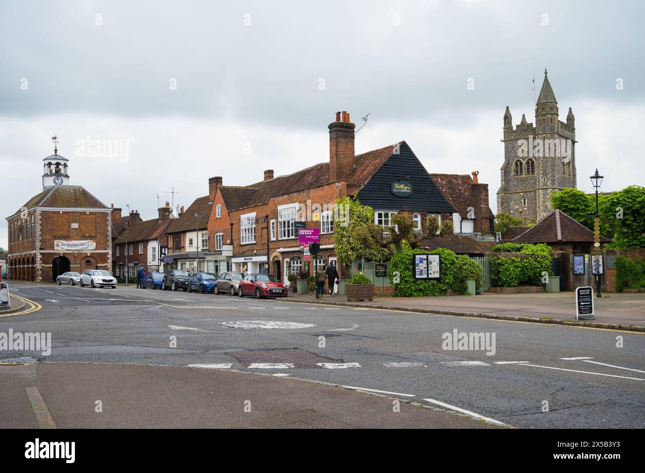 Blick über den Marktplatz in Richtung Markthalle, Geschäfte, Restaurants und Marienkirche. Old Amersham, Buckinghamshire, England, Großbritannien Stockfoto