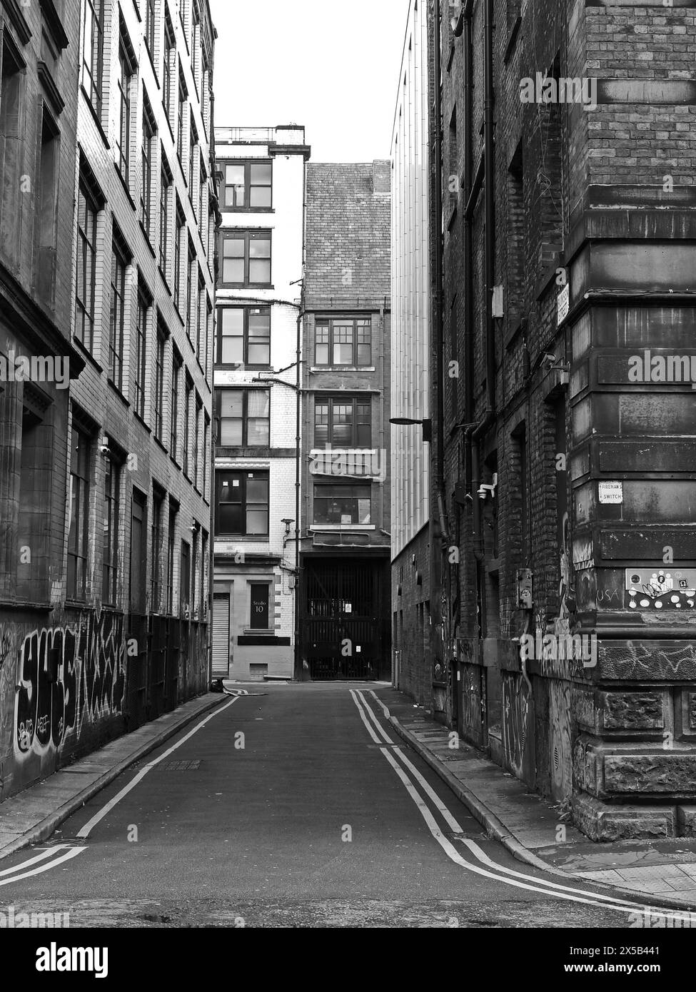 28-04-24 MANCHESTER. Bunsen Street, Gassen und Gebäude in Schwarz-weiß. Stockfoto