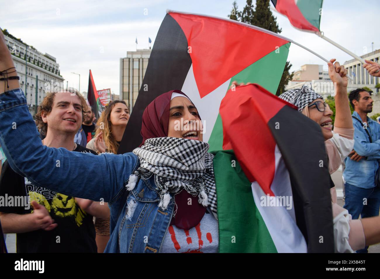 Athen, Griechenland. 7. Mai 2024. Demonstrantinnen mit palästinensischen Schals und Gesängen während einer pro-palästinensischen Demonstration gegen israelische Aktionen in Rafah. Quelle: Dimitris Aspiotis/Alamy Stockfoto