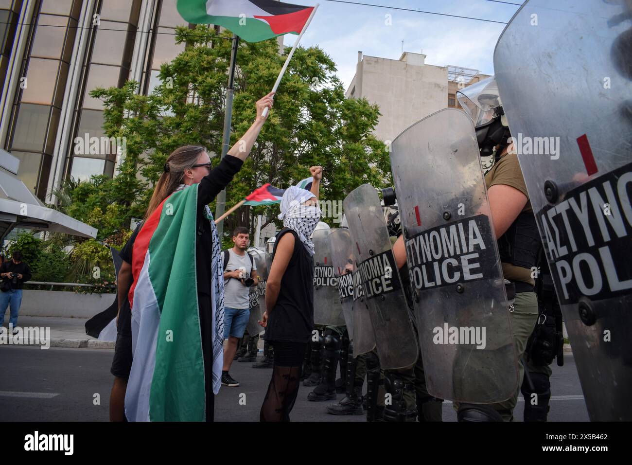 Athen, Griechenland. 7. Mai 2024. Während einer pro-palästinensischen Demonstration gegen israelische Aktionen in Rafah rufen Demonstranten Slogans gegen die Polizei von Riot. Quelle: Dimitris Aspiotis/Alamy Stockfoto