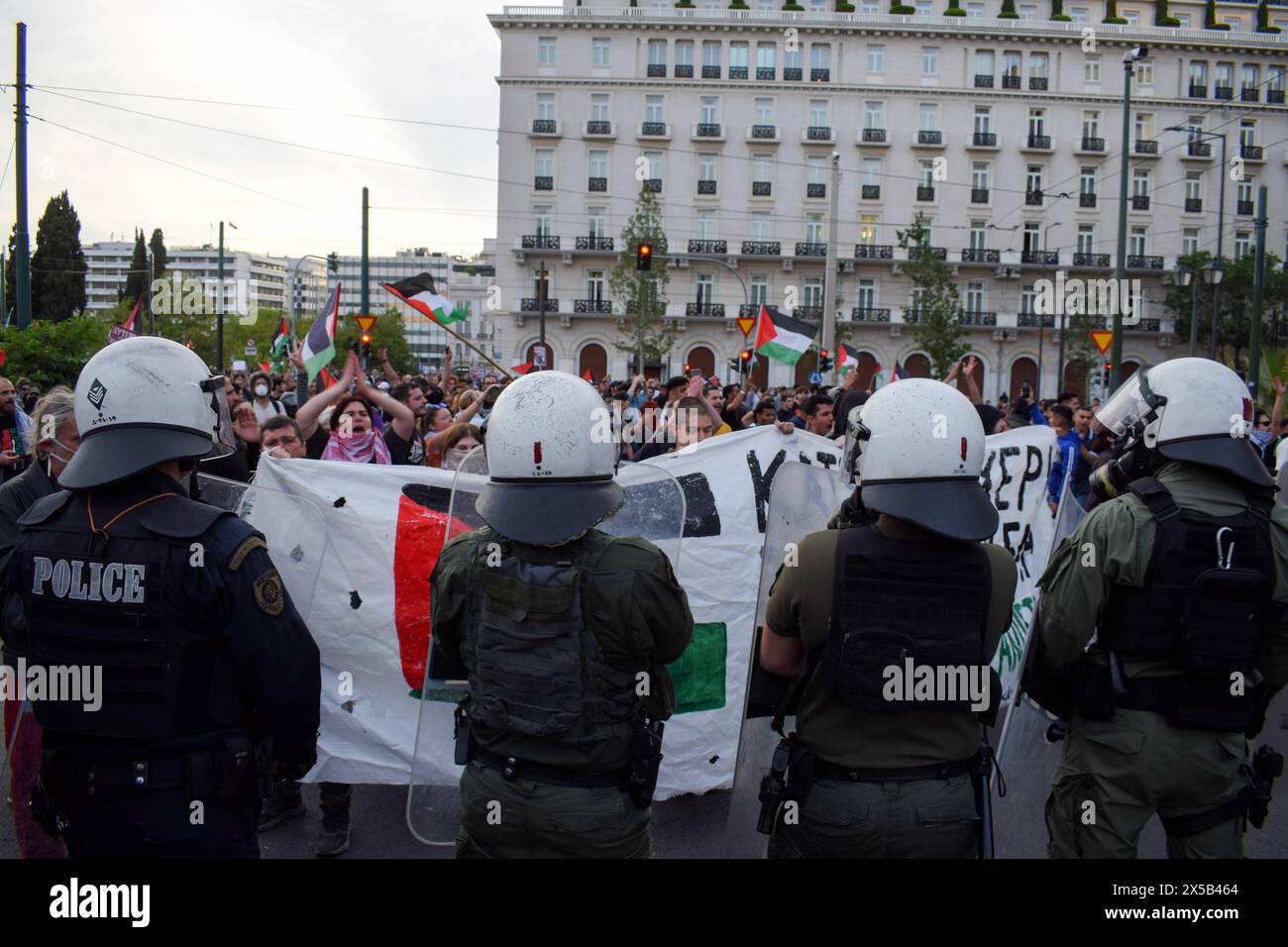 Athen, Griechenland. 7. Mai 2024. Demonstranten mit Sprüchen gegen die Polizei von Riot während einer pro-palästinensischen Demonstration gegen israelische Aktionen in Rafah. Quelle: Dimitris Aspiotis/Alamy Stockfoto