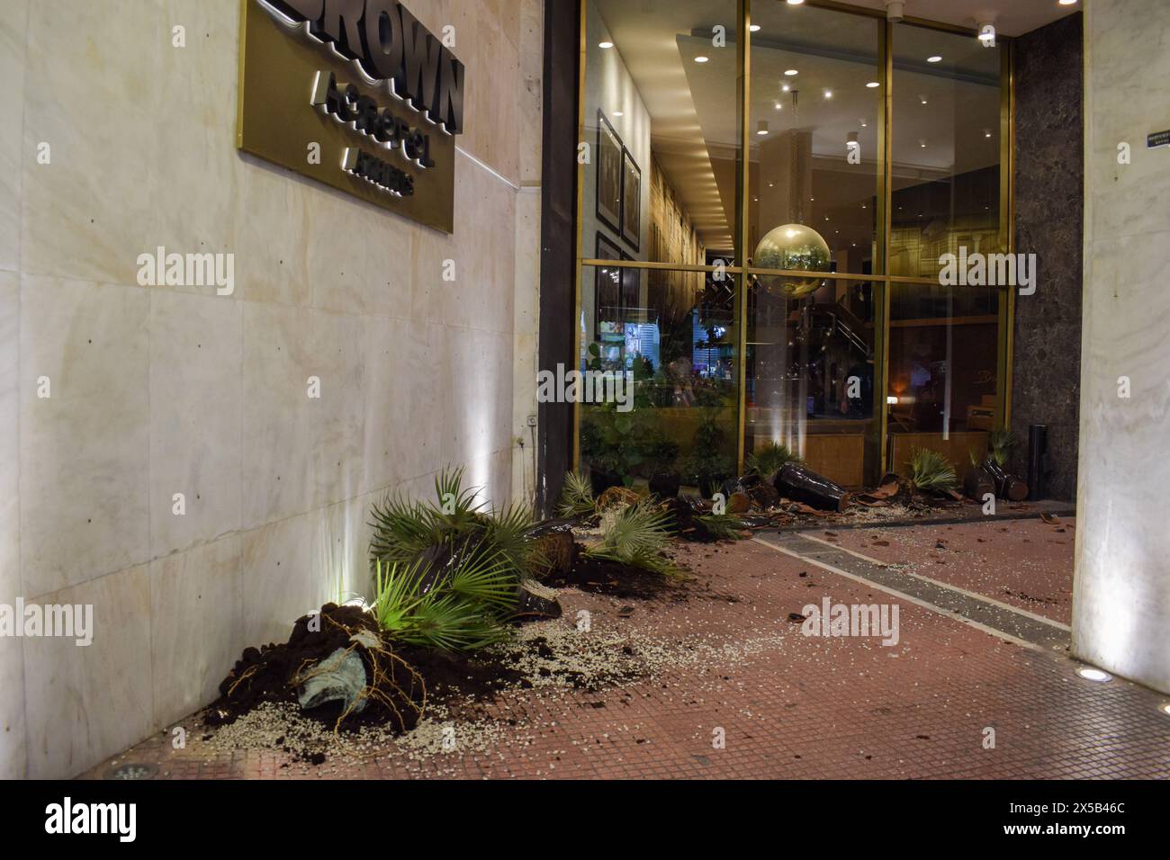 Athen, Griechenland. 7. Mai 2024. Nach einer pro-palästinensischen Demonstration gegen israelische Aktionen in Rafah sieht man einen Blick auf das beschädigte Äußere eines Hotels in der Stadt mit zertrümmertem Glas, beschädigten Pflanzentöpfen und anderen Trümmern aus der Lobby. Quelle: Dimitris Aspiotis/Alamy Stockfoto