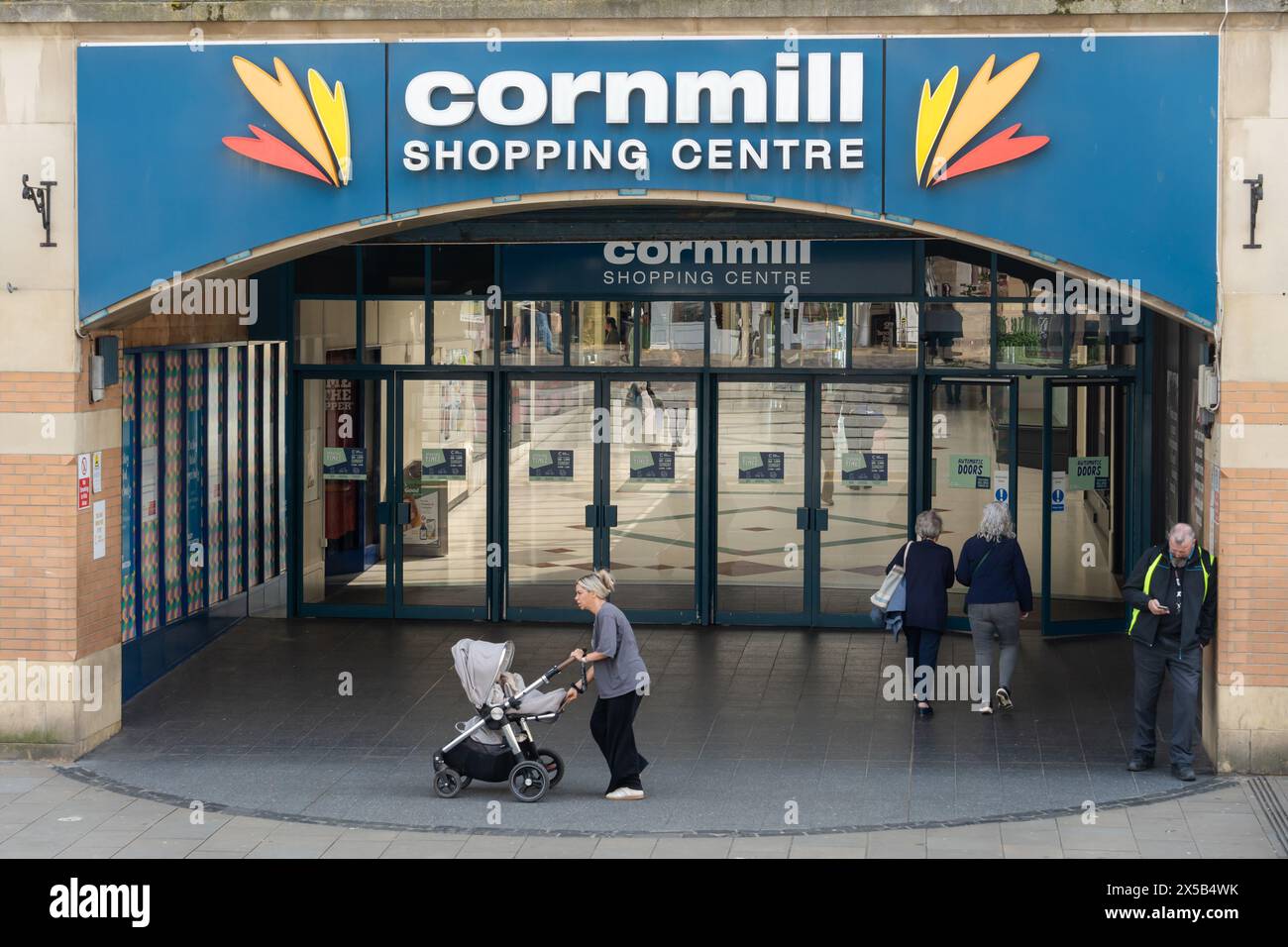 Shopper vor dem Cornmill Shopping Centre in Darlington, Großbritannien. Britisches Verkaufskonzept Stockfoto