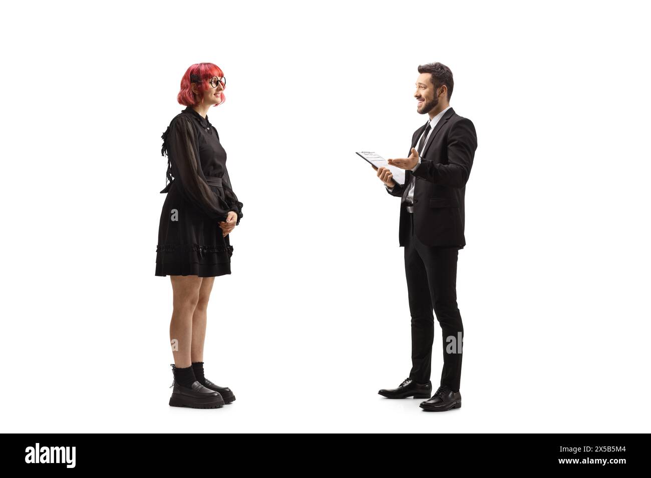 Geschäftsmann, der mit einer rothaarigen Frau in schwarzem Kleid spricht, isoliert auf weißem Hintergrund Stockfoto