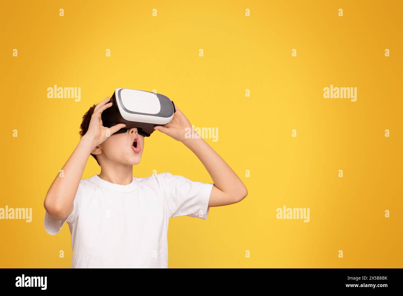 Junge in weißem T-Shirt mit schwarzem und weißem virtuellen Globus Stockfoto