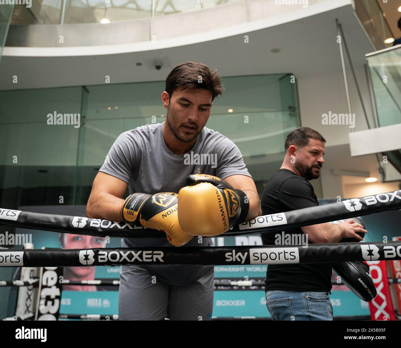 CARDIFF, GROSSBRITANNIEN. Mai 2024. Capitol Shopping Centre, Cardiff, Wales. Liam Reardon - Love Island Gewinner mit Spencer Oliver beim McCaskill V Price Media Workout vor dem Kampf am Samstag, den 11. Mai 2024 in der Utilita Arena, Cardiff 2024 Stockfoto