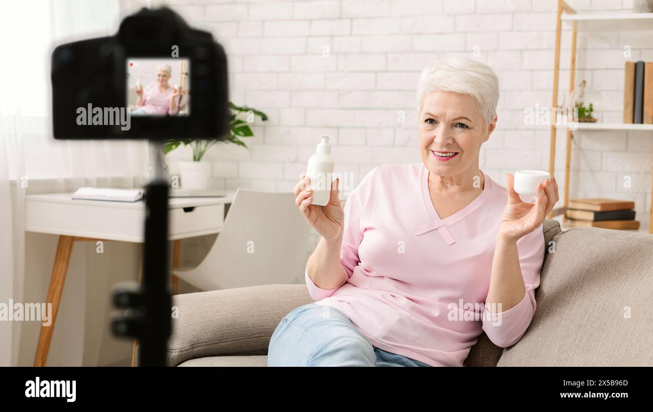 Senior Schönheit blogger live Broadcasting kosmetische Review video Stockfoto