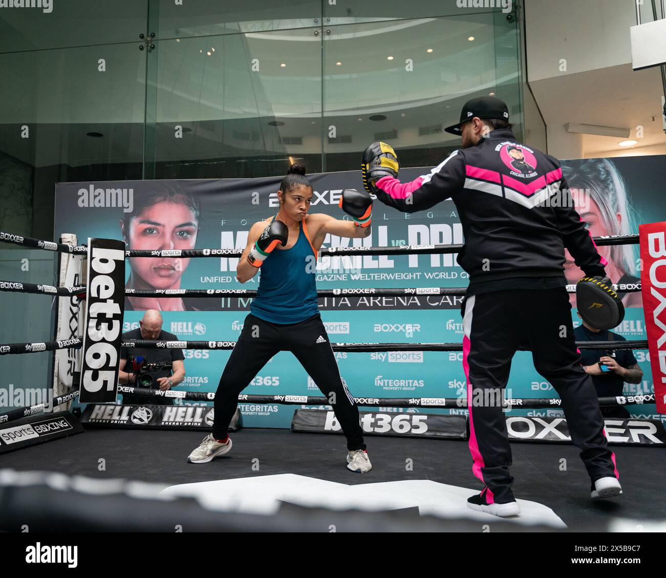 CARDIFF, GROSSBRITANNIEN. Mai 2024. Capitol Shopping Centre, Cardiff, Wales. Jessica McCaskill bei McCaskill gegen Price Media Workout vor ihrem Kampf um IBO, Ring Magazine und WBA World Title Belts am Samstag, den 11. Mai 2024 in der Utilita Arena, Cardiff 2024 Stockfoto