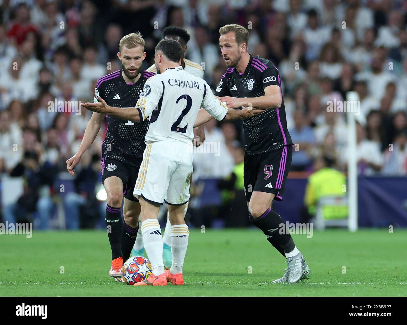 Der FC Bayern München Harry Kane (rechts) reagiert auf Dani Carvajal von Real Madrid im Halbfinale der UEFA Champions League, das zweite Legspiel im Santiago Bernabeu, Madrid. Bilddatum: Mittwoch, 8. Mai 2024. Stockfoto