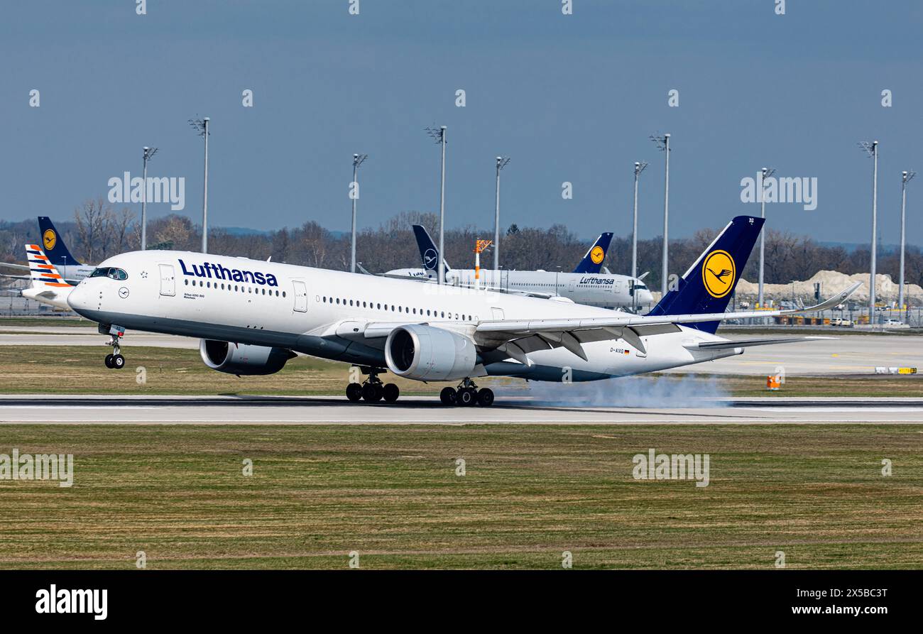 Lufthansa ein Airbus A350-941 der Lufthansa ist auf der Südbahn des Flughafens München gelandet. Registrierung D-AIXG. München, Deutschland, 07.04.2023 *** Lufthansa A Lufthansa Airbus A350 941 ist auf der Südbahn des Münchner Flughafens gelandet Registrierung D AIXG München, 07 04 2023 Stockfoto
