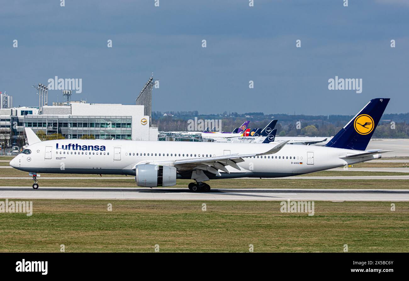 Lufthansa ein Airbus A350-941 der Lufthansa ist auf der Südbahn des Flughafens München gelandet. Registrierung D-AIXG. München, Deutschland, 07.04.2023 *** Lufthansa A Lufthansa Airbus A350 941 ist auf der Südbahn des Münchner Flughafens gelandet Registrierung D AIXG München, 07 04 2023 Stockfoto