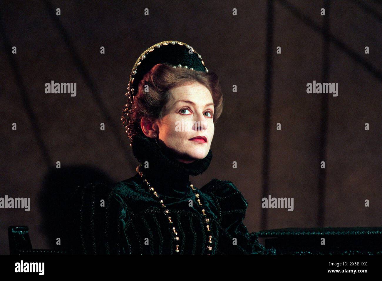 Isabelle Huppert (Mary Stuart) in MARY STUART von Friedrich Schiller am Lyttelton Theatre, National Theatre (NT), London SE1 21/03/1996 Übersetzung: Jeremy Sams Design: William Dudley Beleuchtung: David Hersey Fights: William Hobbs Bewegung: Jane Gibson Regisseur: Howard Davies Stockfoto