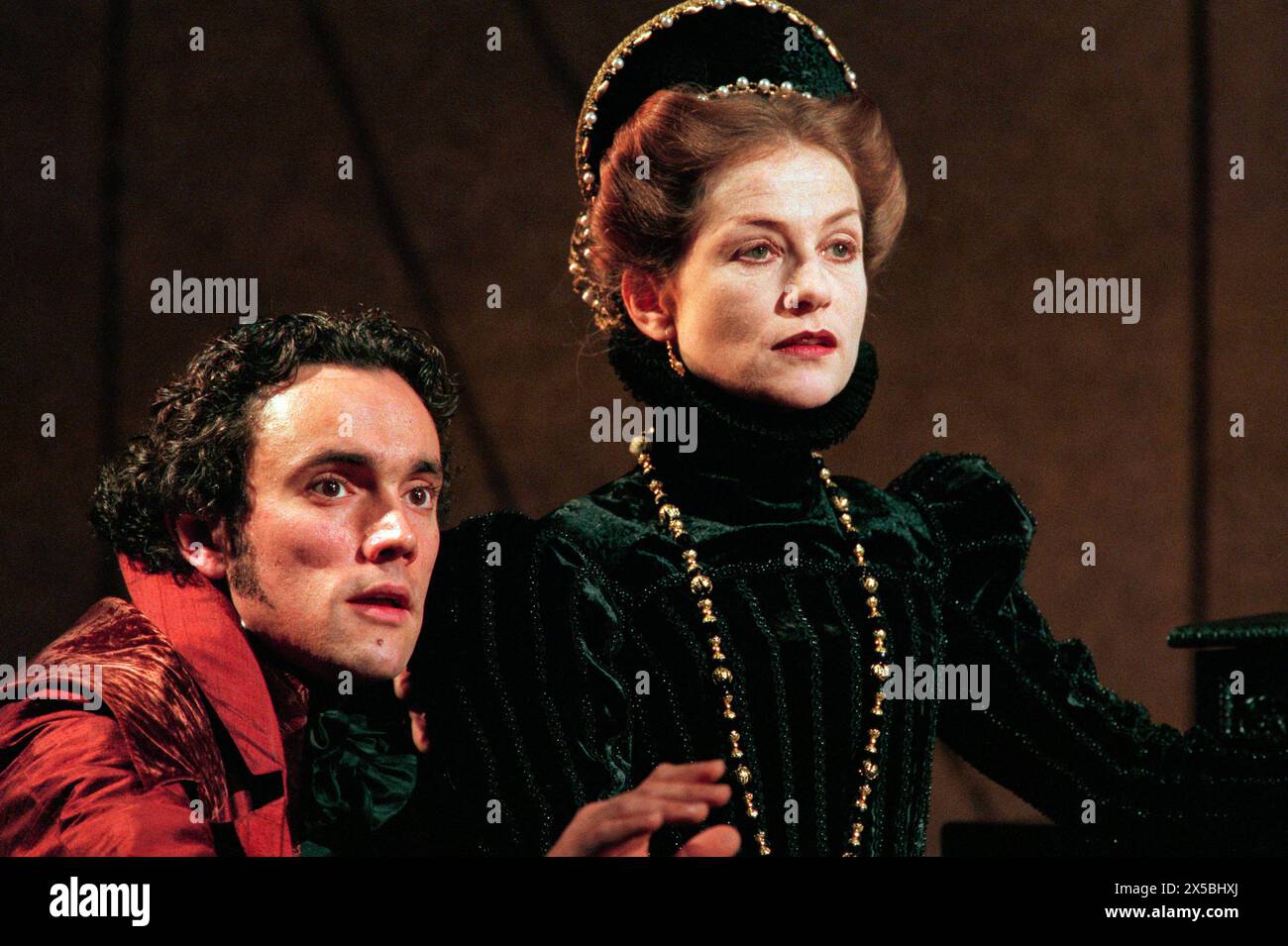 Ben Miles (Mortimer), Isabelle Huppert (Mary Stuart) in MARY STUART von Friedrich Schiller am Lyttelton Theatre, National Theatre (NT), London SE1 21/03/1996 Übersetzung: Jeremy Sams Design: William Dudley Beleuchtung: David Hersey Fights: William Hobbs Bewegung: Jane Gibson Regisseur: Howard Davies Stockfoto