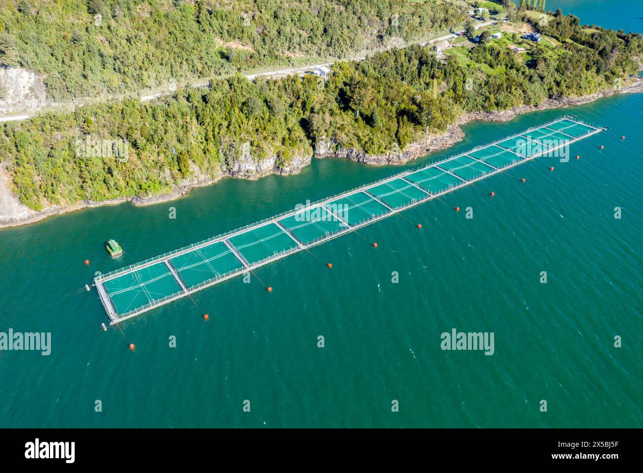 Luftaufnahme der Lachsfarm im Reloncavi-Fjord südöstlich von Puerto Montt, Chile Stockfoto