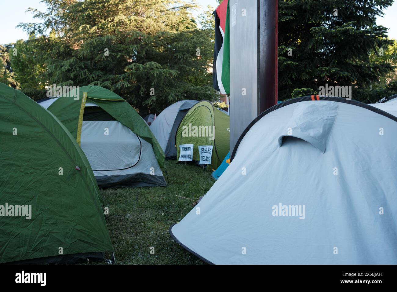 Madrid, Spanien. Mai 2024. Pro-palästinensische Studenten lagern mit Zelten auf dem Campus der Complutense University, um ihre Solidarität mit Gaza zu zeigen, während sich pro-palästinensische Demonstrationen von Universitätsstudenten in aller Welt am 7. Mai 2024 in Madrid, Spanien, im ganzen Land ausbreiten. (Foto: Oscar Gonzalez/SIPA USA) Credit: SIPA USA/Alamy Live News Stockfoto