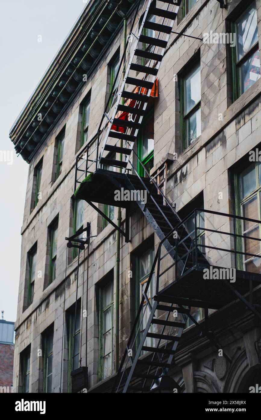 Feuertreppen auf alten. Gebäude im alten Hafen montreal Stockfoto