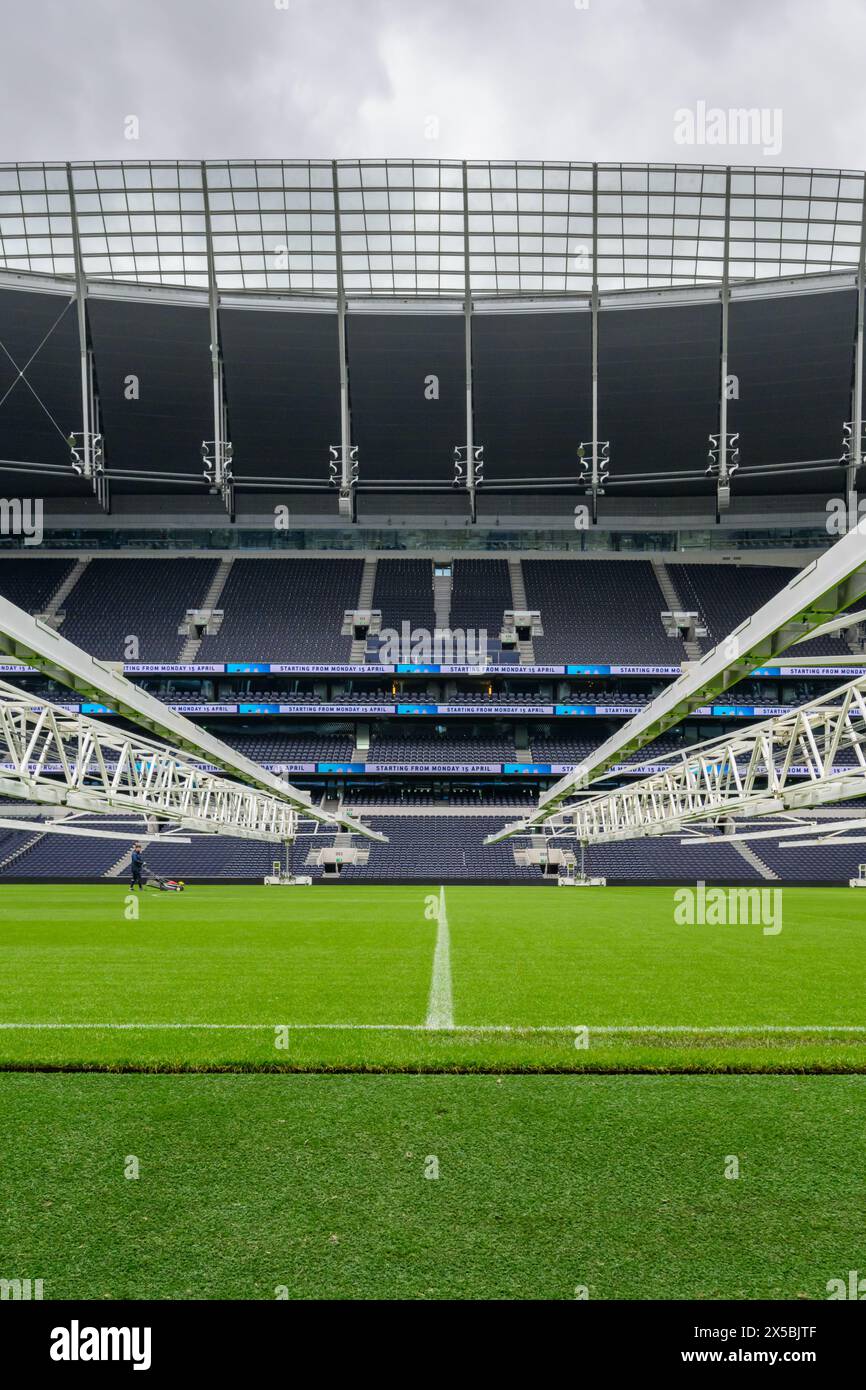 Tottenham Hotspur Football Club Stadium - Foto Auf Spielhöhe Von Dem Groundsman, Der Das Gras Unter Dem Gras Schneidet, Wachsen Lichter Stockfoto