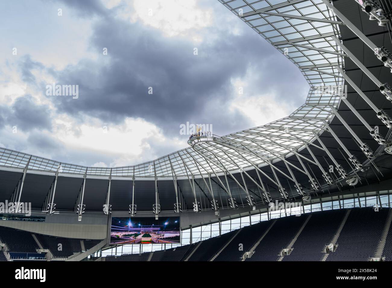 Tottenham Hotspur Football Club Stadium - Die Dare Skywalk Attraktion Mit Dem Tottenham Cockerel Stockfoto
