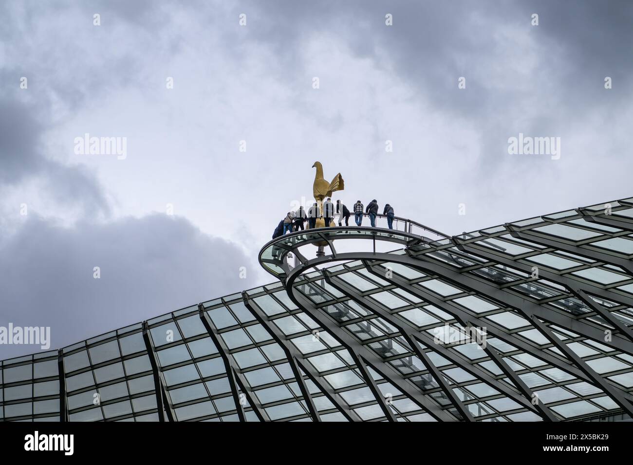 Tottenham Hotspur Football Club Stadium - Die Dare Skywalk Attraktion Mit Dem Tottenham Cockerel Stockfoto