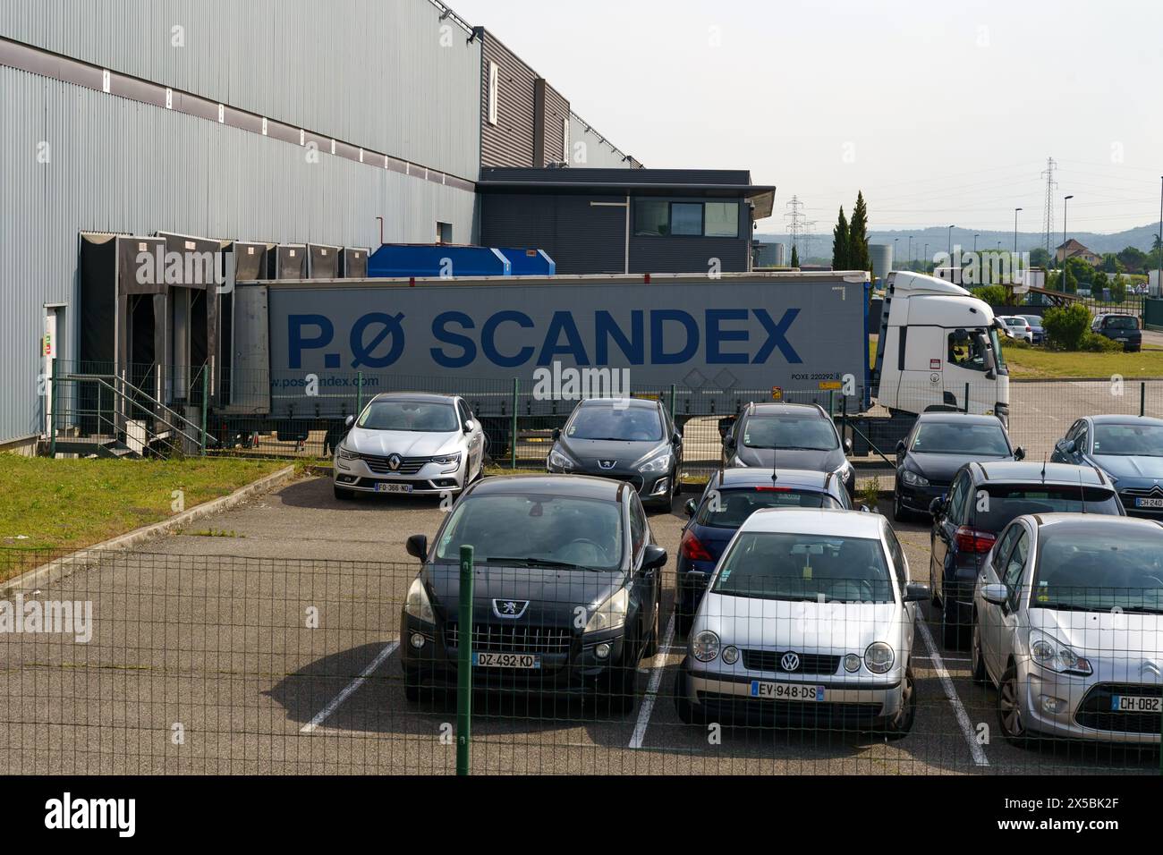 Lyon, Frankreich - 30. Mai 2023: Mehrere Autos werden ordentlich in Reihen auf einem Parkplatz geparkt, was ein ordnungsgemäßes Transport- und Logistikmanagement ermöglicht. Stockfoto