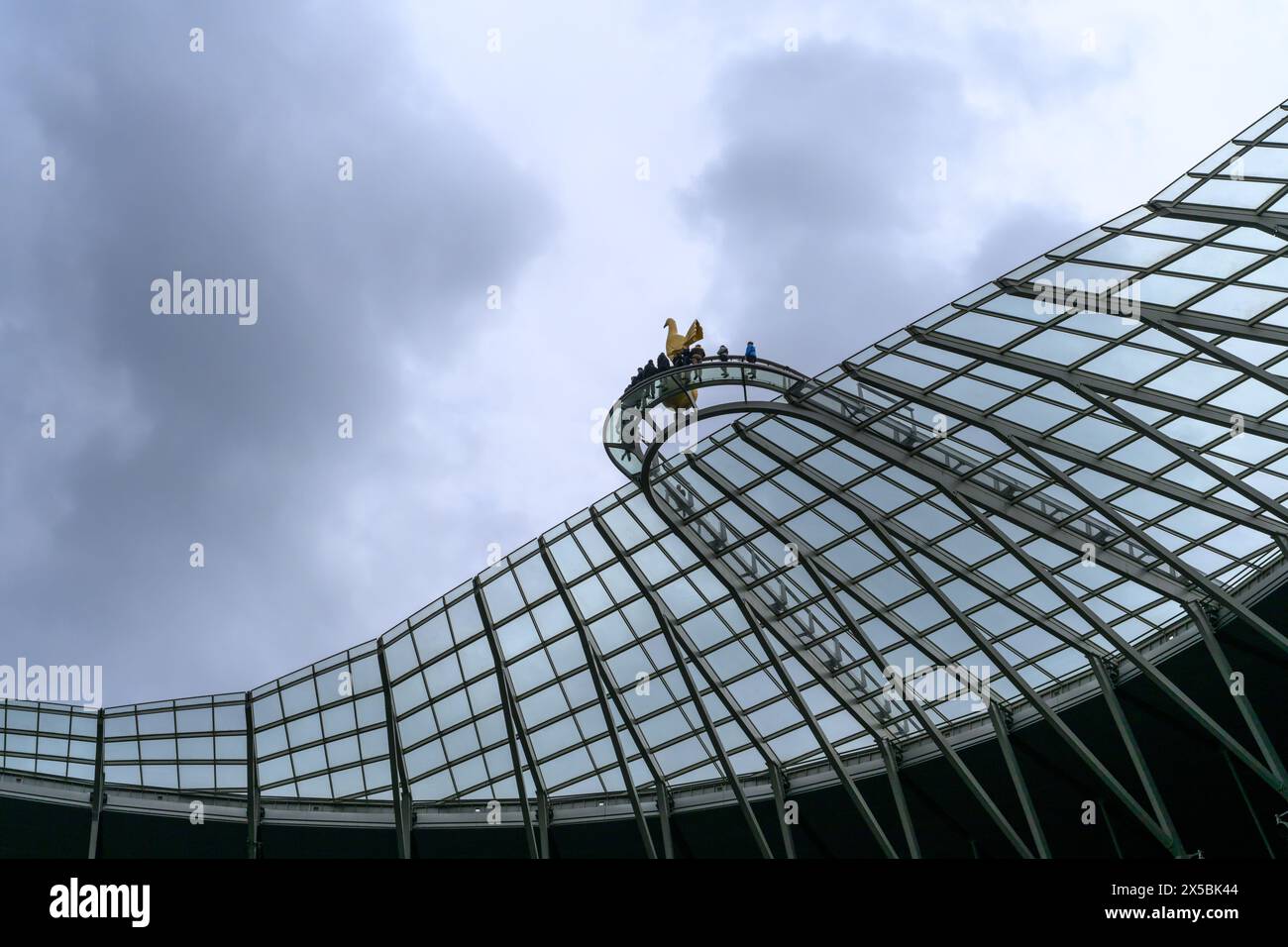 Tottenham Hotspur Football Club Stadium - Die Dare Skywalk Attraktion Mit Dem Tottenham Cockerel Stockfoto