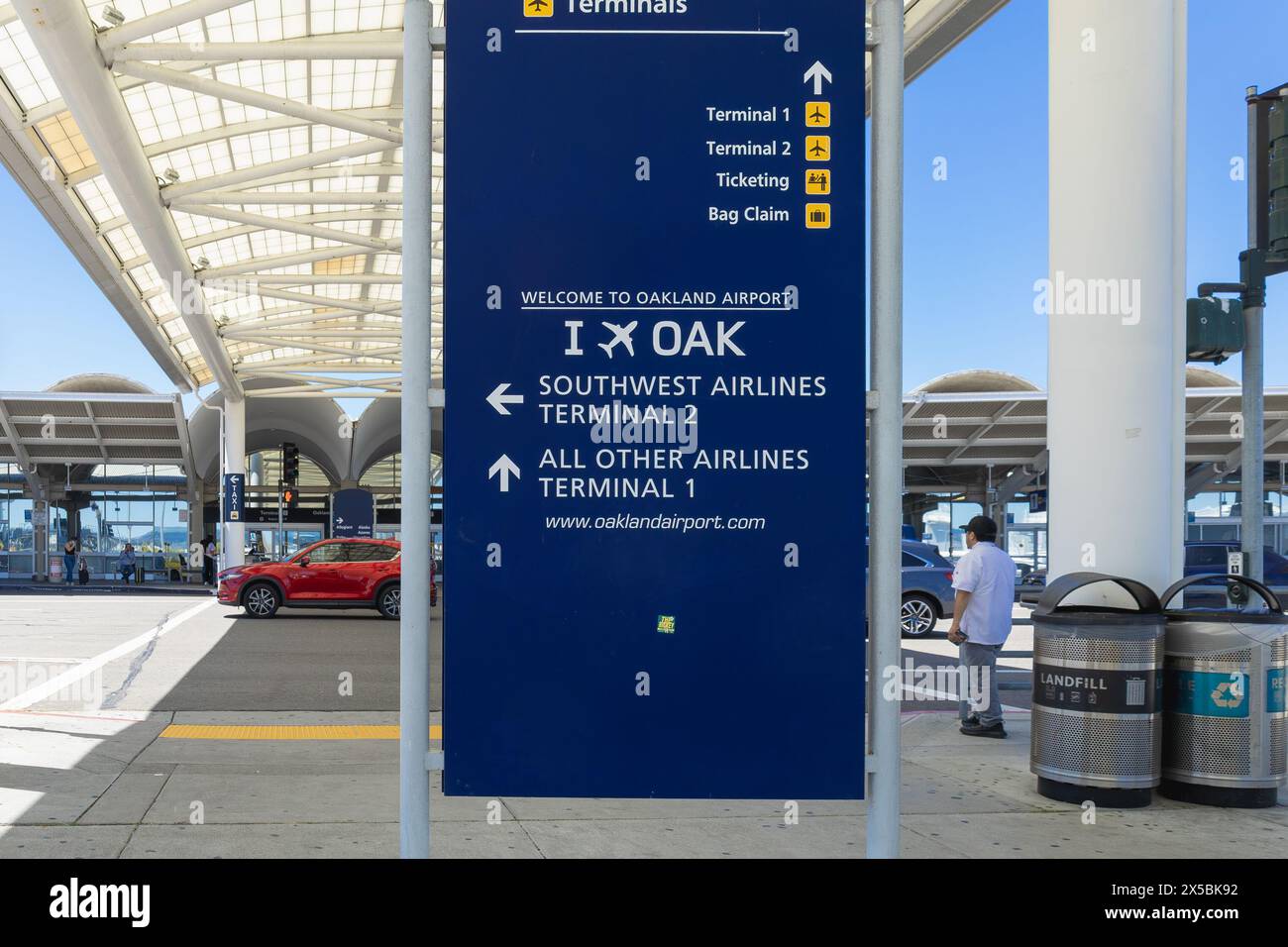 Oakland, Kalifornien, USA: 1. Mai 2024: Navigation zum Terminal 1 über einen Quersteg mit Hinweisschildern am Oakland International Airport. Stockfoto