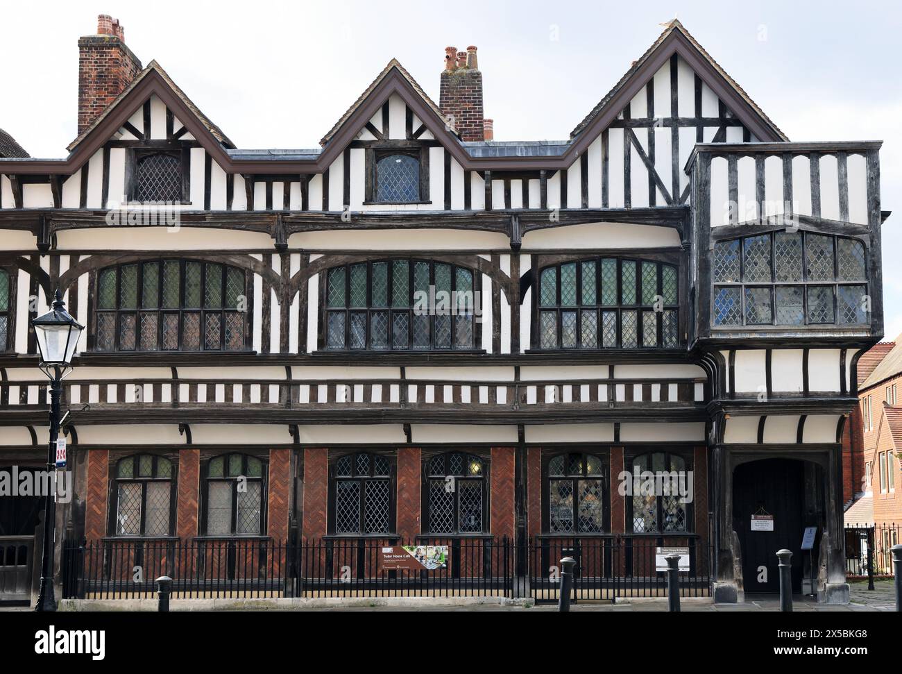 Das historische Tudor House in Southampton, das über 800 Jahre Geschichte umfasst, erzählt die Geschichte des Hauses und der Bewohner. Stockfoto