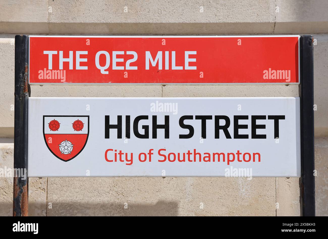 Die geschäftige High Street in Southampton, bekannt als QE2 Mile, aufgrund der Lage der Stadt als wichtiger Hafen für Kreuzfahrtschiffe in Hampshire, Großbritannien Stockfoto