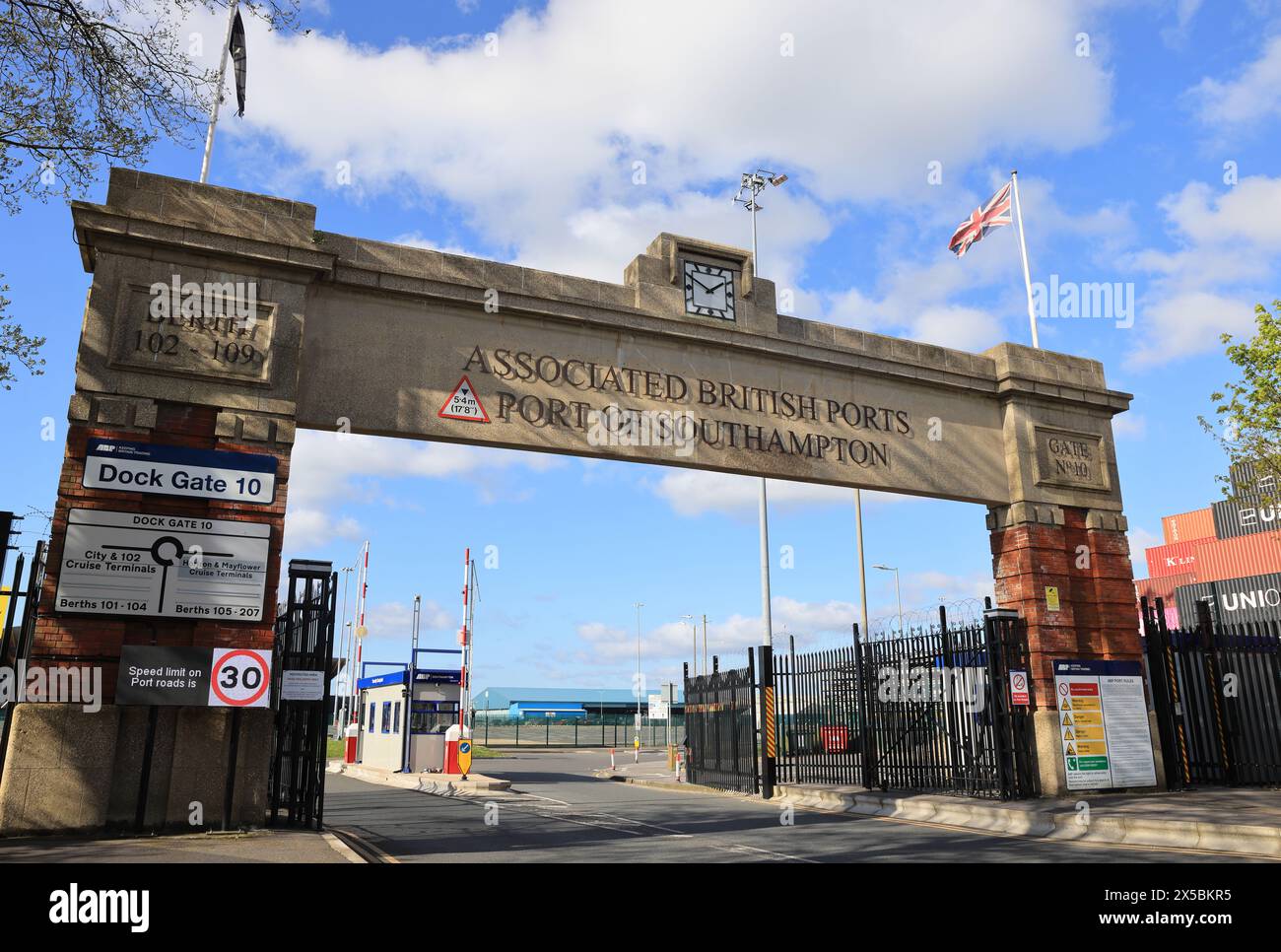 Eintritt zum Mayflower Terminal auf den Southampton Docks, wo viele internationale Kreuzfahrtschiffe ihre Reise beginnen und beenden, in Hampshire, Großbritannien Stockfoto