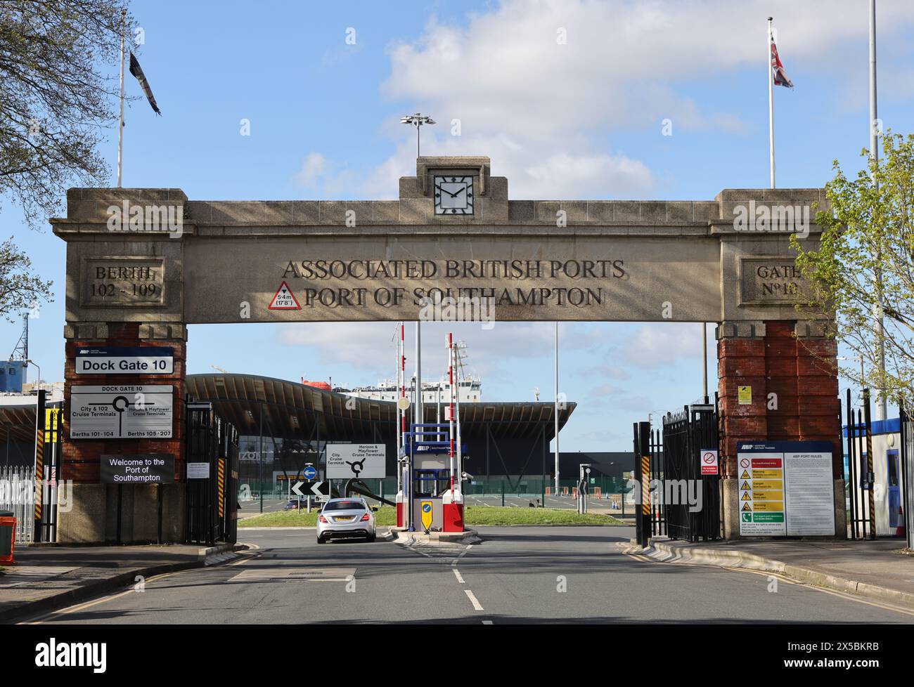 Eintritt zum Mayflower Terminal auf den Southampton Docks, wo viele internationale Kreuzfahrtschiffe ihre Reise beginnen und beenden, in Hampshire, Großbritannien Stockfoto