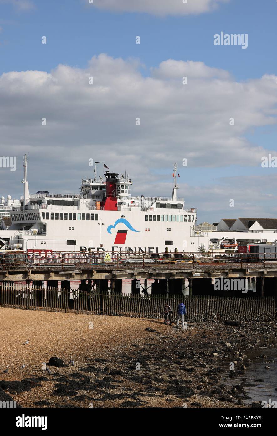 Die Red Funnel Car Fähre bei Southampton Docks, die den Solent zur Isle of Wight in Hampshire überquert Stockfoto