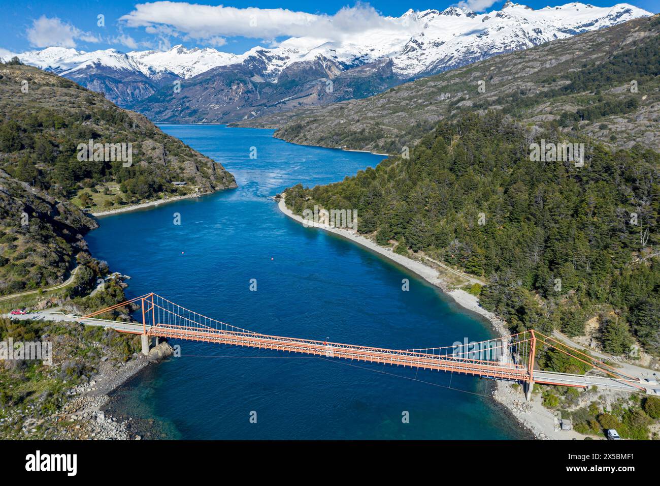 Luftaufnahme der Hängebrücke Puente General Carrera, zwischen Lago General Carrera und Lago Bertrand, Patagonien, Chile Stockfoto