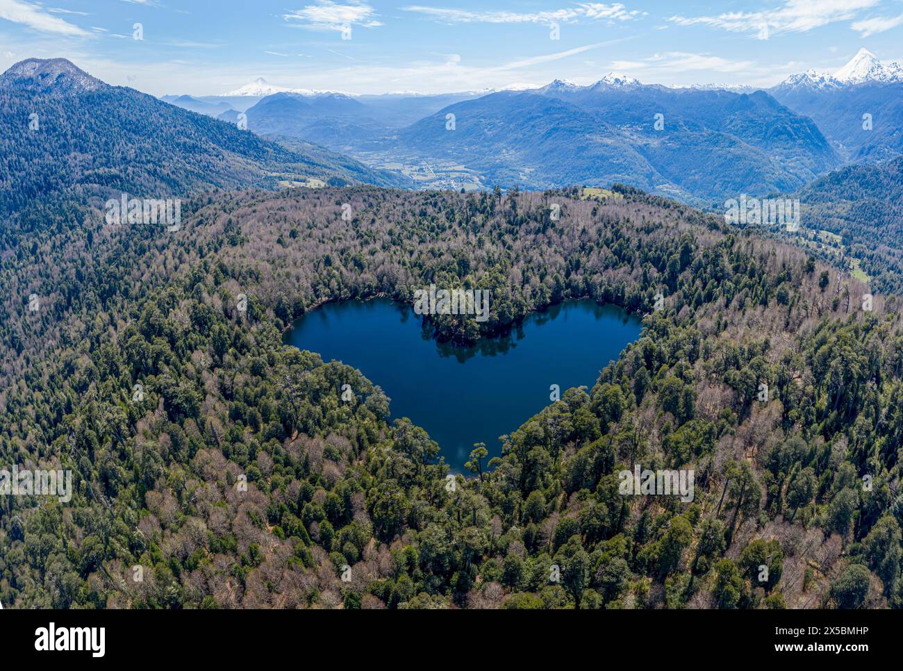 Herzförmiger See Laguna Corazon, in der Nähe von Liquine, aus der Vogelperspektive, Chile Stockfoto