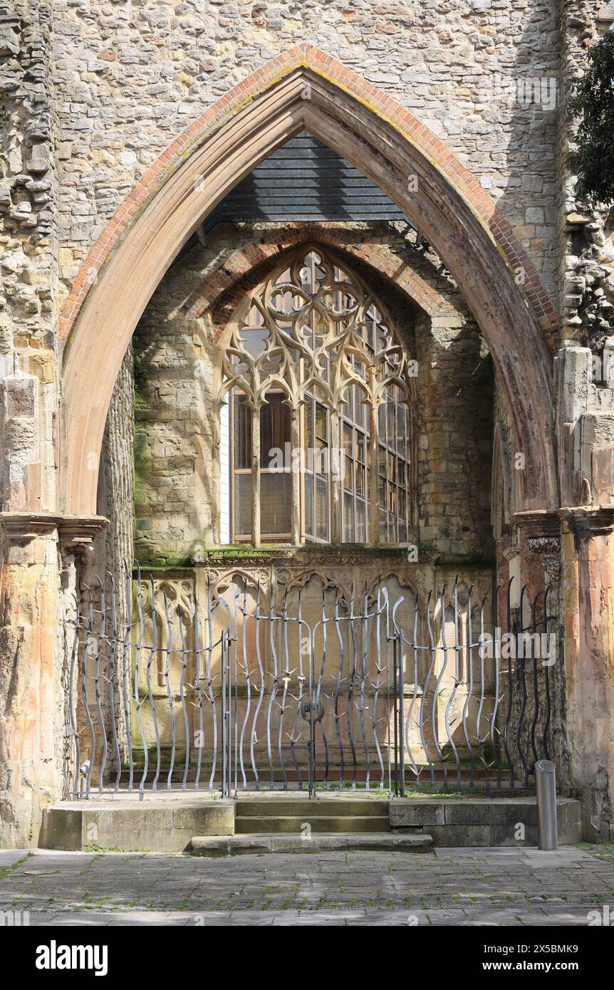 Shell of Holyrood Church in Southampton, eine von fünf Kirchen, die der alten ummauerten Stadt dienen und während des Zweiten Weltkriegs bombardiert wurden. Ist heute als Meeresdenkmal geweiht. Stockfoto