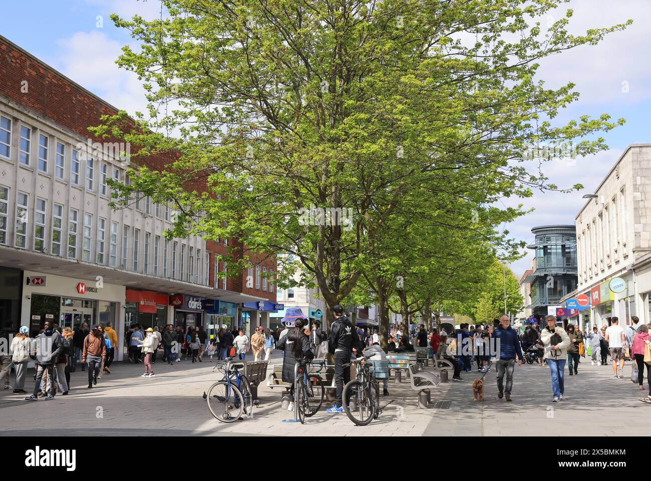 Die geschäftige High Street in Southampton, bekannt als QE2 Mile, aufgrund der Lage der Stadt als wichtiger Hafen für Kreuzfahrtschiffe in Hampshire, Großbritannien Stockfoto
