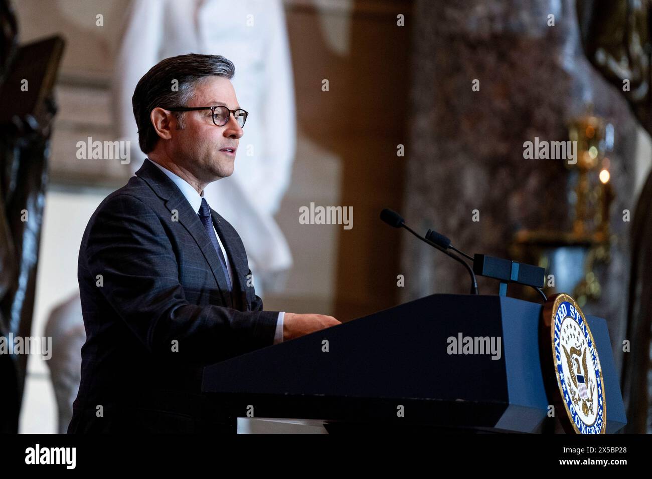 Washington, Usa. Mai 2024. Der Sprecher des House Mike Johnson, R-LA, spricht während einer feierlichen Enthüllungszeremonie für Daisy Gatson Lee Bates, einen Bürgerrechtler aus Arkansas, in der Statuary Hall des US Capitol in Washington, DC am Mittwoch, den 8. Mai 2024. Foto: Bonnie Cash/UPI Credit: UPI/Alamy Live News Stockfoto