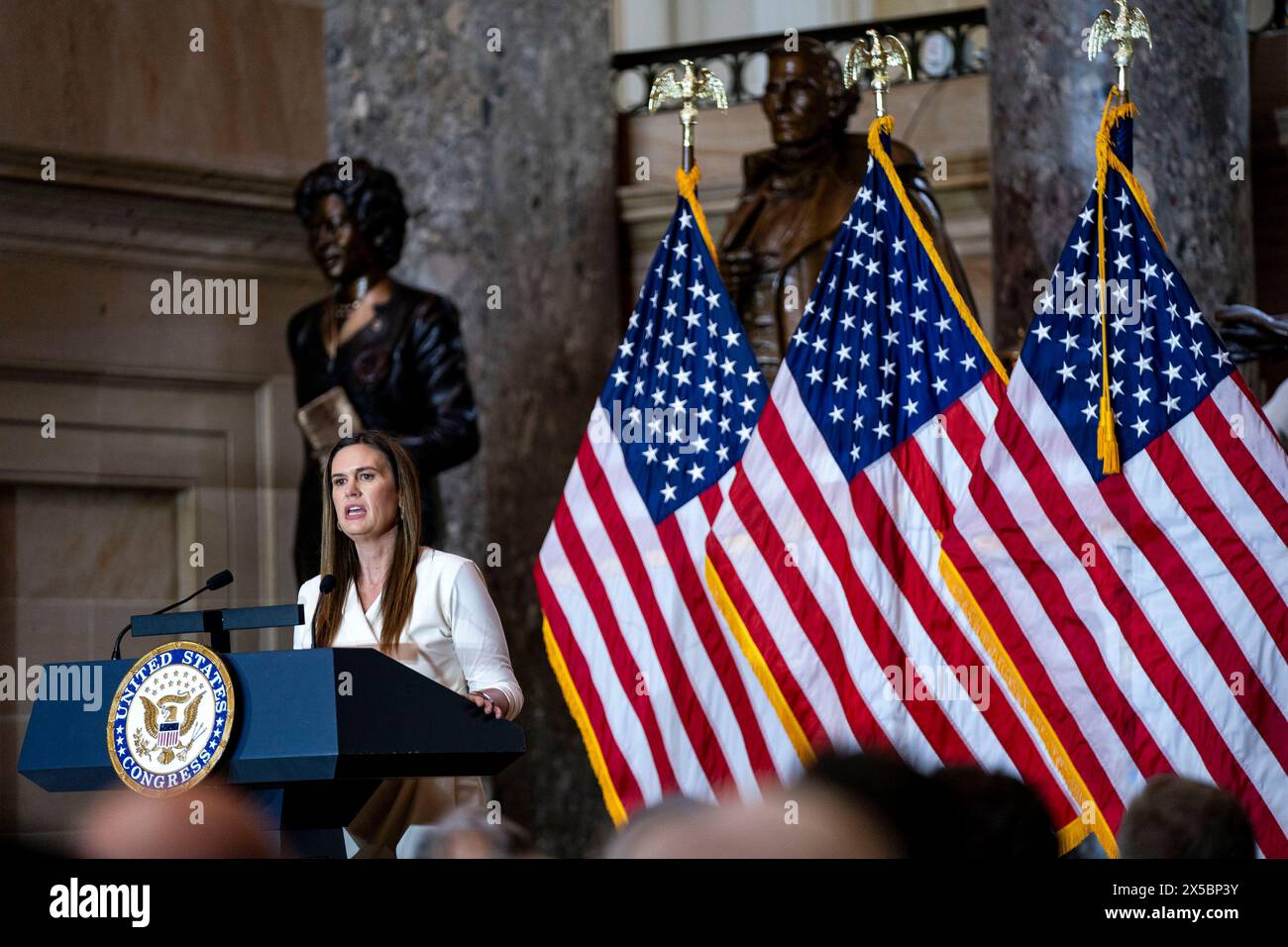 Washington, Usa. Mai 2024. Sarah Huckabee Sanders, Gouverneur von Arkansas, spricht während einer feierlichen Enthüllungszeremonie für Daisy Gatson Lee Bates, einen Bürgerrechtler aus Arkansas, in der Statuary Hall im US-Kapitol in Washington, DC am Mittwoch, den 8. Mai 2024. Foto: Bonnie Cash/UPI Credit: UPI/Alamy Live News Stockfoto