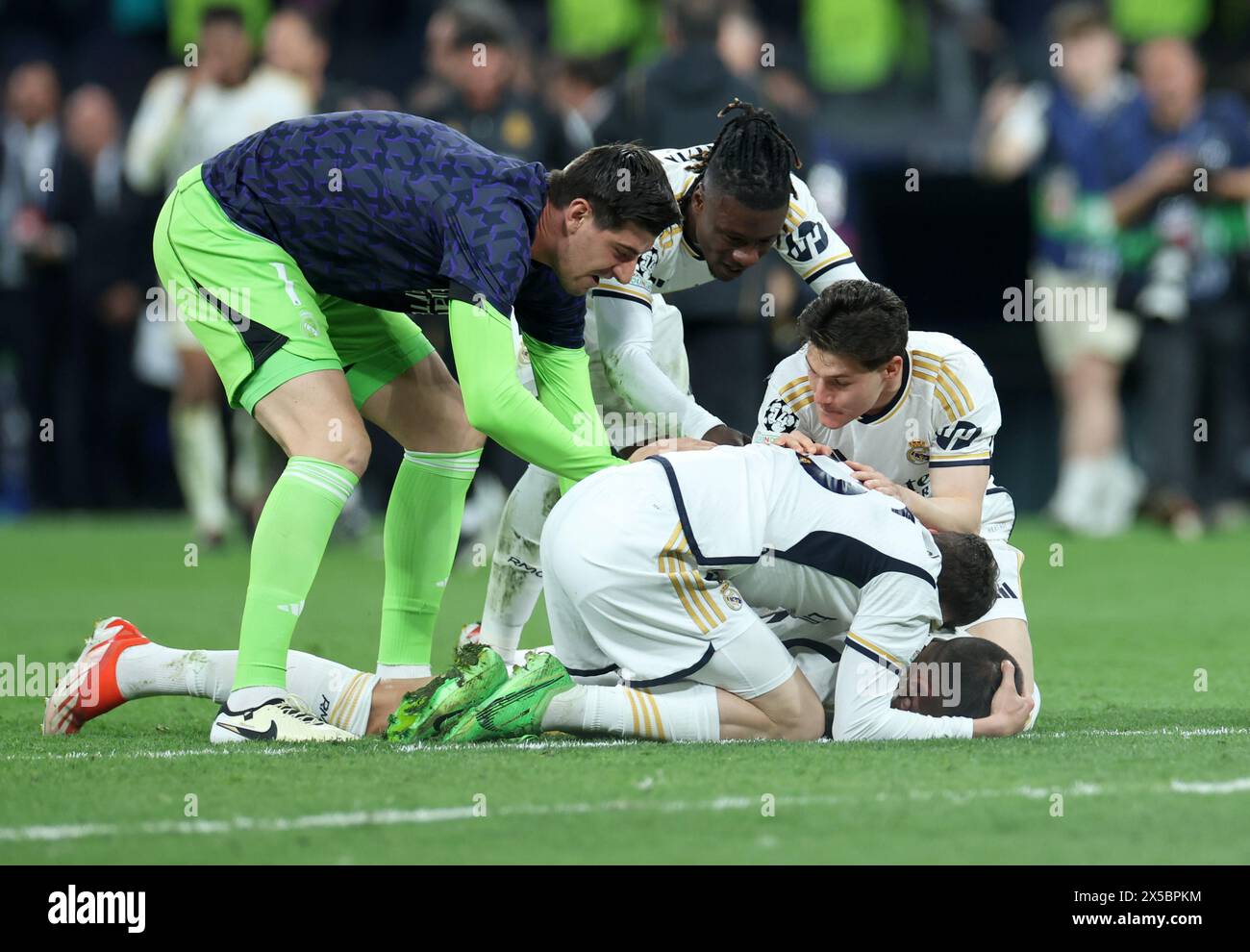 Joselu (Hidden) von Real Madrid wird im Halbfinale der UEFA Champions League, im zweiten Legspiel im Santiago Bernabeu, Madrid, von seinen Teamkollegen gemobbt. Bilddatum: Mittwoch, 8. Mai 2024. Stockfoto