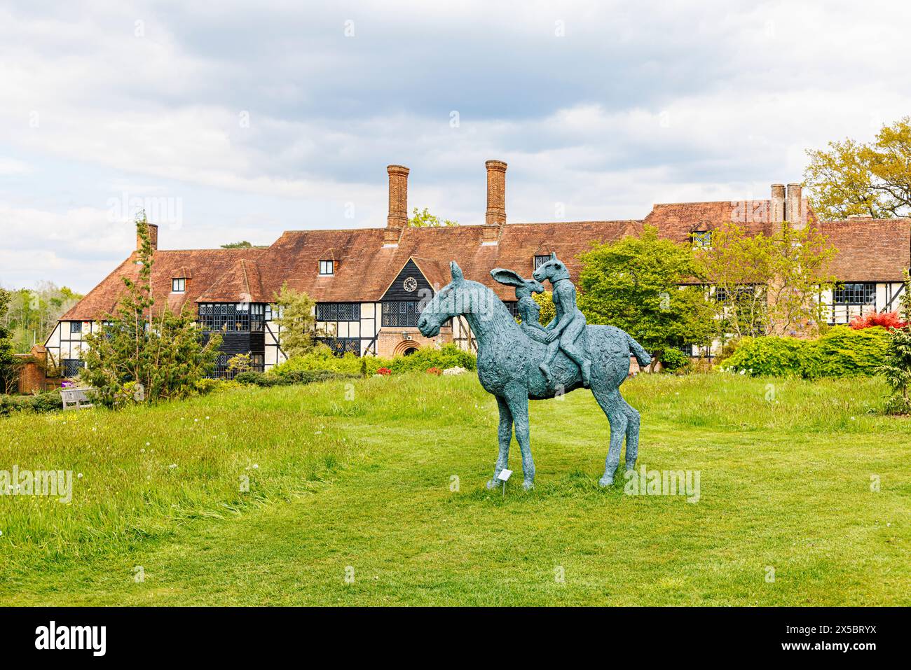 Bronzestatue „Lovers on Horseback“ von Sophie Ryder in der Nähe des Laboratory Building im RHS Garden Wisley, Surrey, Südosten Englands im Frühjahr Stockfoto