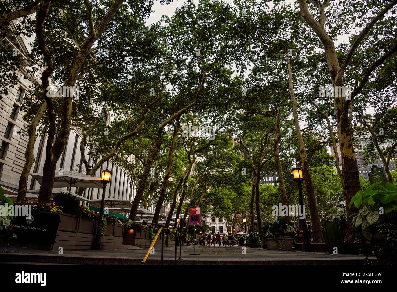 Blick von den Stufen zum Bryant Park Terrace Garden von der West 42nd Street - Manhattan, New York City Stockfoto