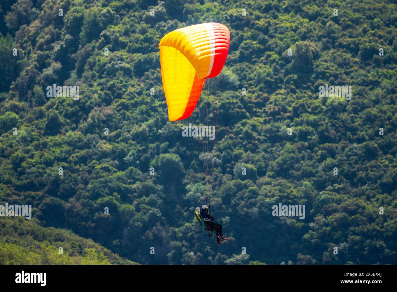 Gleitschirm fliegen über Berge im Sommertag Stockfoto