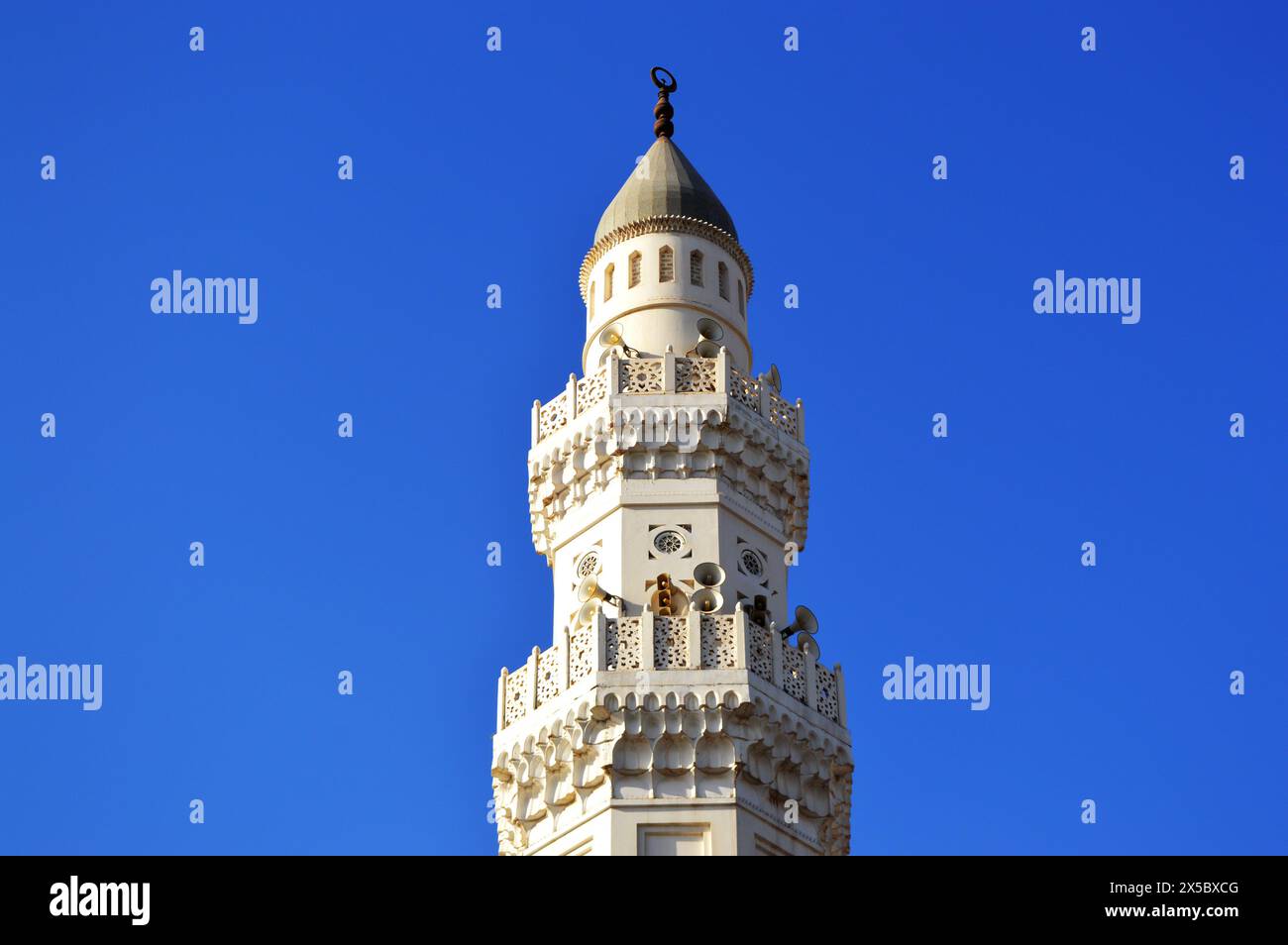 Wunderschöne und historische islamische Architektur in Medina, es ist Quba Moschee Minarett. Stockfoto