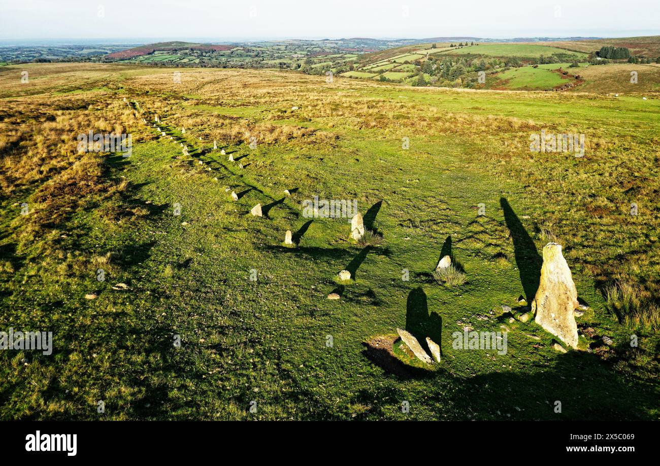Ausrichtung der Steinreihen in Hurston Ridge. Prähistorische spätneolithische Stätte von 3000 bis 2300 v. Chr. bei Postbridge in Dartmoor, Devon, England. Aus der Luft aussehende N.E. Stockfoto