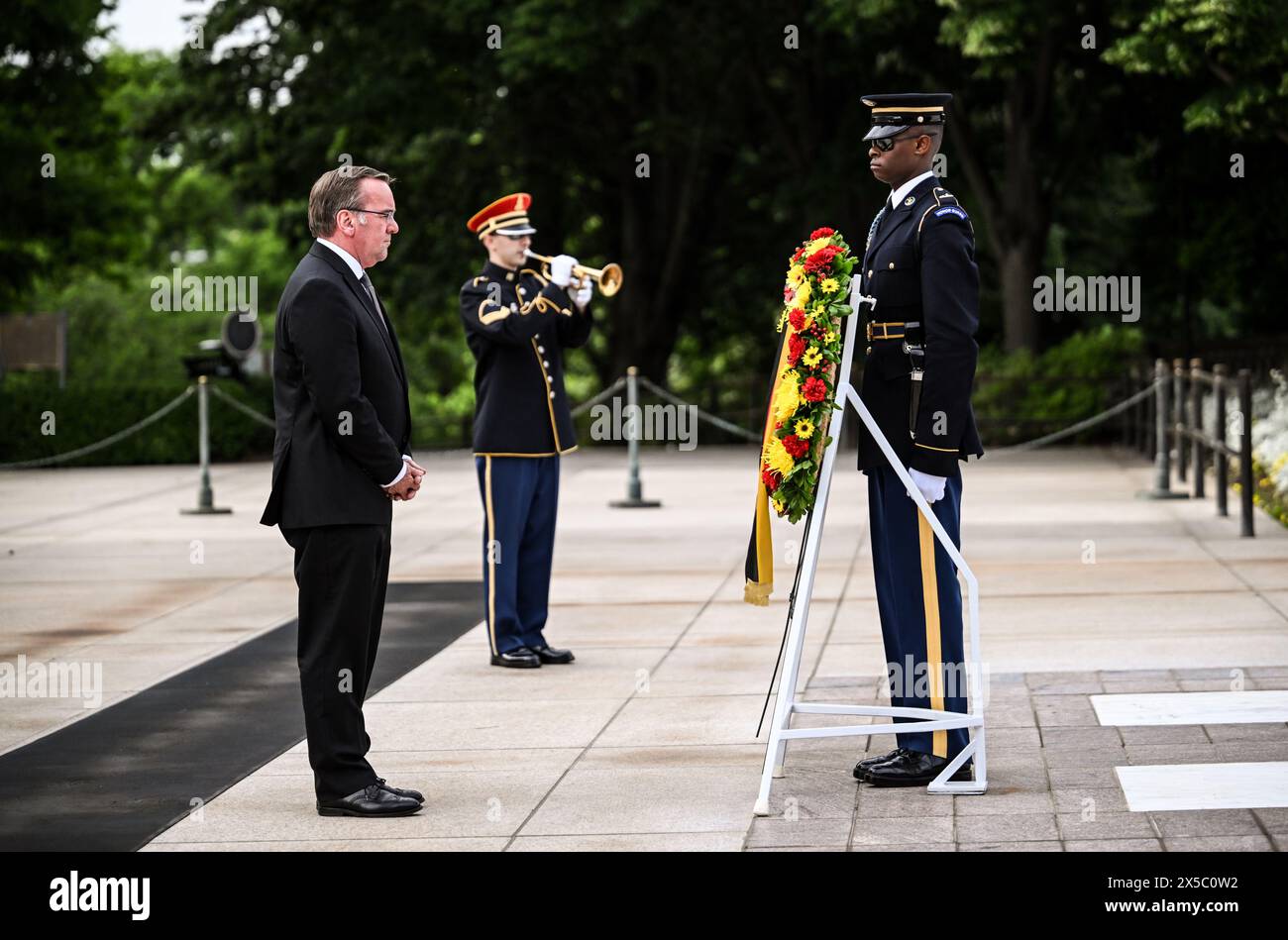 Arlington, USA. Mai 2024. Bundesverteidigungsminister Boris Pistorius (SPD), bei einer Kranzniederlegung am Grab des unbekannten Soldaten auf der Arlington National Cemetry. Während seiner Militärpolitikreise trifft sich der Minister mit Amtskollegen, Diplomaten und Offizieren. Quelle: Britta Pedersen/dpa/Alamy Live News Stockfoto