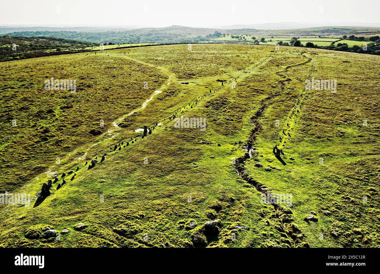 Merrivale Steinreihen. Prähistorische spätneolithische Stätte von 3000 bis 2300 v. Chr. in Dartmoor, Devon, England. Die beiden doppelten Steinfelsen. Antenne zu S.W. Stockfoto