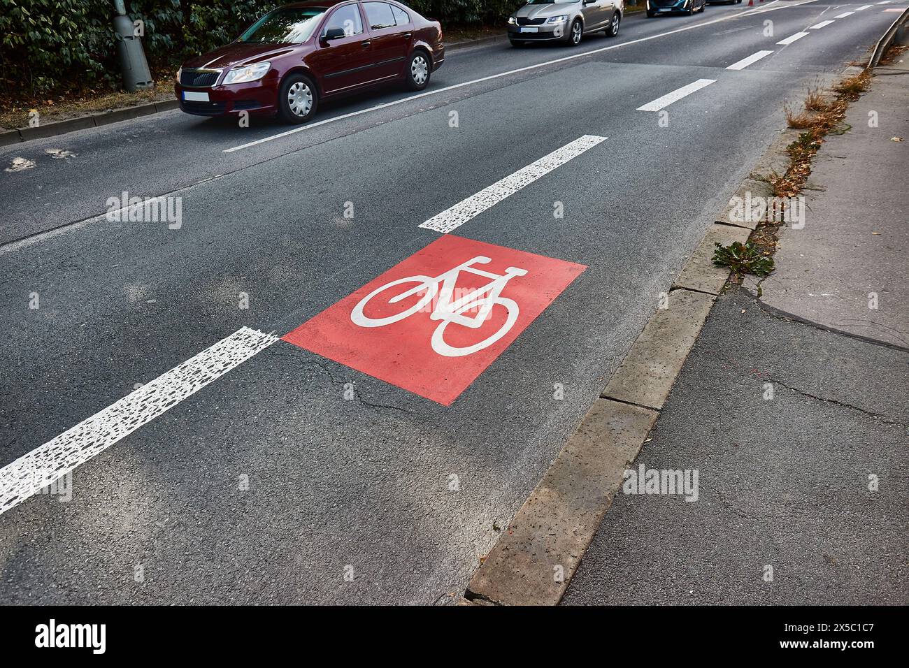Fahrradweg auf einer Straße Stockfoto