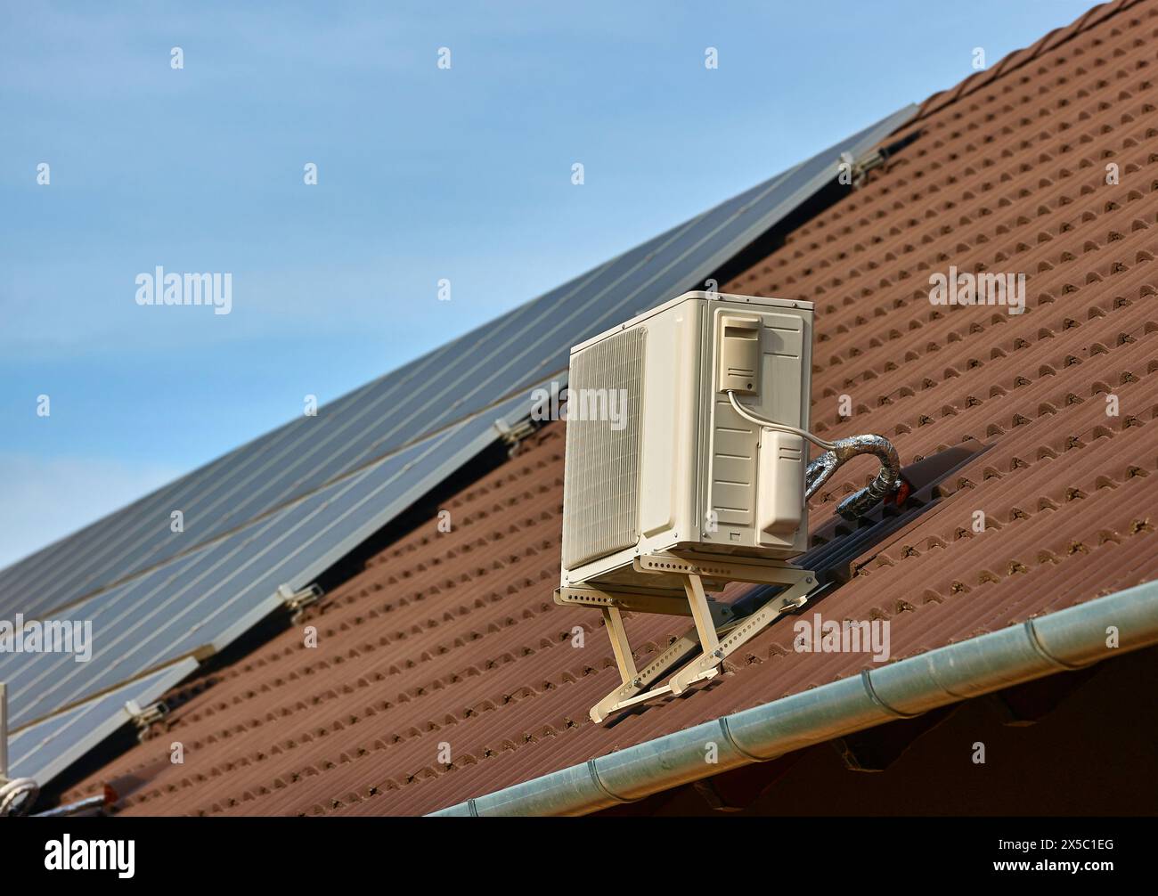 Außeneinheit der Klimaanlage auf dem Sonnendach Stockfoto