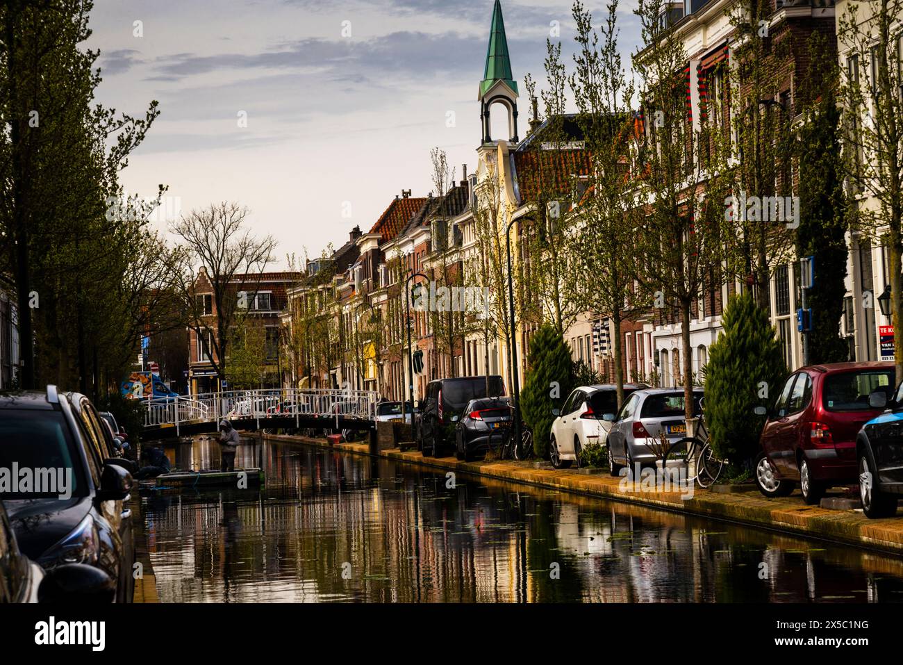 Hausfassaden am Kanal in Delft, Niederlande. Stockfoto