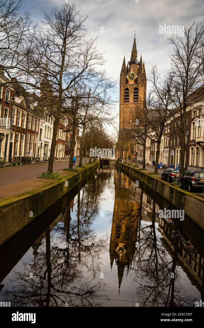 Der schiefe Turm von Oude Kirk in Delft, Niederlande, trägt den Spitznamen Old Old John oder Old Jan. Stockfoto