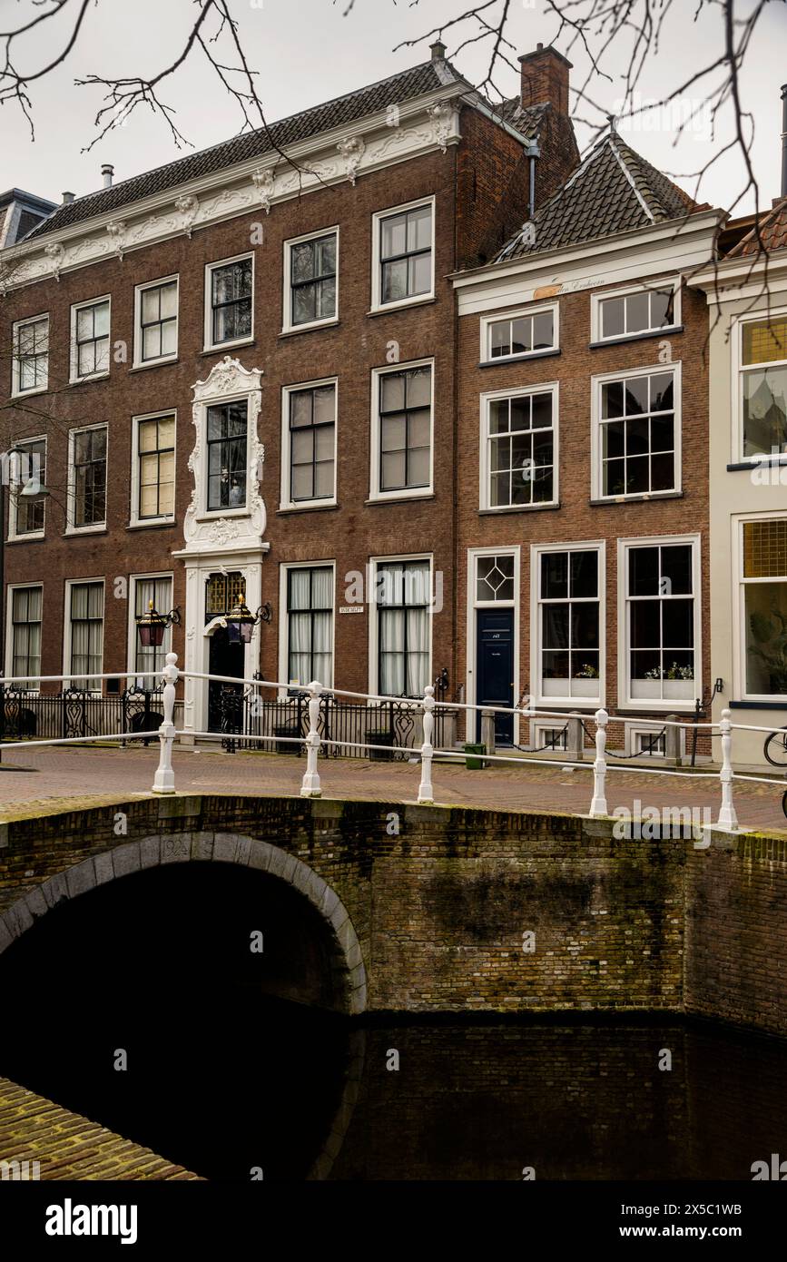 Holländisches Architekturfenster mit Blick auf einen Kanal in Delft, Niederlande. Stockfoto